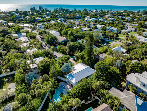 Walk to the Beach Three Bedroom Rental Home in Anna Maria